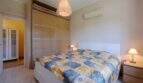Helles Schlafzimmer mit Doppelbett, Einbauschrank, Klimaanlage und Pendelleuchte im mediterranen Bungalow Llucmajor.
