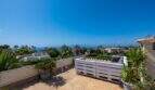 Dachterrasse mit Palettenmöbeln, Topfpflanzen und Meerblick des mediterranen Bungalows in Llucmajor
