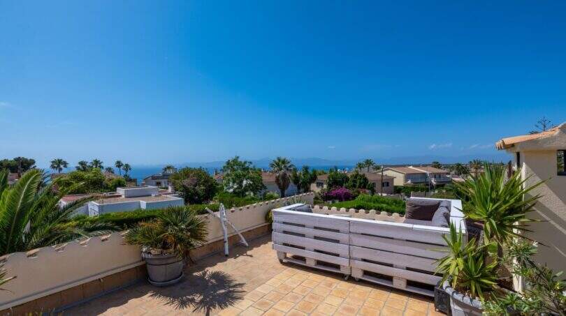 Dachterrasse mit Palettenmöbeln, Topfpflanzen und Meerblick des mediterranen Bungalows in Llucmajor
