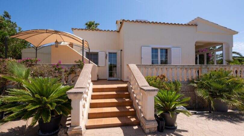 Außenansicht mediterraner Bungalow Llucmajor: Treppenaufgang, weiße Balustrade, Palmen & Sonnensegel