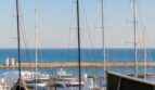 Blick vom Penthouse auf den Hafen von Palma mit Segelbooten, Yachten und das blaue Mittelmeer