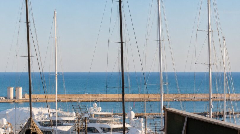 Blick vom Penthouse auf den Hafen von Palma mit Segelbooten, Yachten und das blaue Mittelmeer