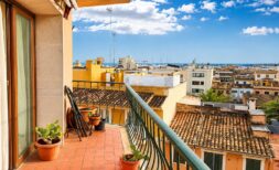 Sonniger Balkon mit Kaktuspflanzen und Panoramablick über Palmas Dächer bis zum Mittelmeer