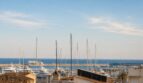 Dachterrassen-Ausblick auf den Hafen von Palma mit Segelyachten und Mittelmeer-Panorama