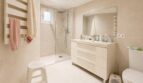 Helles Badezimmer des Penthouses in Palma mit Dusche, Waschtischunterschrank und Handtuchheizung.