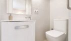 Modernes weißes Gäste-WC im Penthouse mit Waschtischunterschrank, Spiegel und wandhängendem WC.