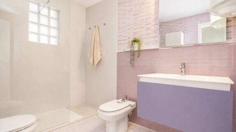 Modernes Badezimmer im Penthouse Palma mit Dusche, Bidet, lila Waschtisch und rosa Wandfliesen.