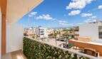 Penthouse-Balkon in Palma de Mallorca mit Grünpflanzenzaun und Panoramablick auf die Stadt und Berge.