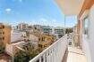 Sonniger Balkon des Penthouses mit Blick über die Dächer von Palma de Mallorca und blauem Himmel.