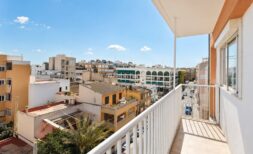 Balkon des Penthouses in Palma de Mallorca mit weißem Geländer und Panoramablick auf die Stadtdächer.