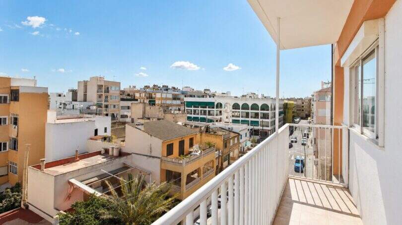 Sonniger Balkon des Penthouses mit Blick über die Dächer von Palma de Mallorca und blauem Himmel.