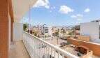 Weitläufiger Balkon des Penthouses mit Stadtblick auf Palma de Mallorca, weißem Geländer und Palmen.