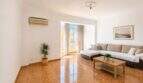 Helles Wohnzimmer mit Terrakottaboden, L-Sofa, Klimaanlage und Balkon in Palma-Camp Redó