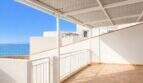 Überdachte Dachterrasse des Stadthauses in Portixol mit weißem Geländer und direktem Meerblick