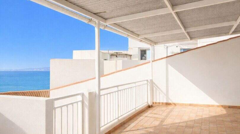 Überdachte Dachterrasse des Stadthauses in Portixol mit weißem Geländer und direktem Meerblick