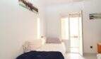 Helles Schlafzimmer im Stadthaus Portixol mit zwei Einzelbetten und Zugang zur Terrasse.