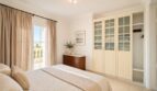 Helles Schlafzimmer der Doppelhaushälfte in Puig de Ros mit Einbauschrank, Kommode und Balkonzugang.