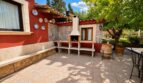 Überdachte Terrasse der Finca mit Grillkamin, Mosaikfliesen und mediterranem Flair bei Llucmajor