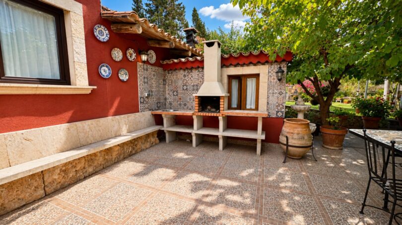Überdachte Terrasse der Finca mit Grillkamin, Mosaikfliesen und mediterranem Flair bei Llucmajor