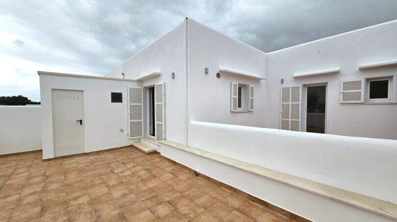 Weitläufige Dachterrasse mit Fliesenbelag und weißen Louvre-Fenstern, Erstbezug Apartment Cala d'Or