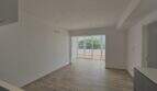 Heller Wohn-Essbereich mit Holzboden und großer Glasfront zum Balkon, Neubau-Apartment Cala d'Or