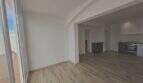 Heller Wohn-Küchenbereich mit Holzböden, weißen Einbauschränken und Zugang zur Terrasse in Erstbezug-Apartment Cala d'Or