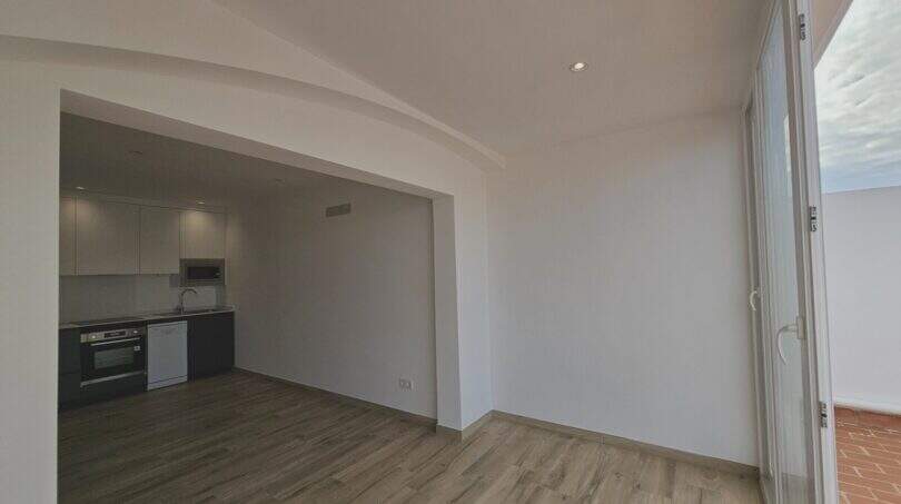 Heller Wohn-Essbereich mit offener Küche, Holzboden und Zugang zur Terrasse in Erstbezug-Apartment Cala d'Or