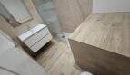 Modernes Badezimmer mit Dusche, schwebender Waschtisch, Holzoptik-Fliesen, Erstbezug Apartment Cala d'Or