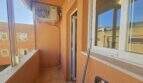 Verglaster Balkon der Wohnung in Palma mit Klimaanlage, Fliesenbelag und Blick auf Nachbargebäude