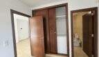 Schlafzimmer mit Einbauschrank und eigenem Bad in Wohnung mit Dachterrasse in Porto Cristo