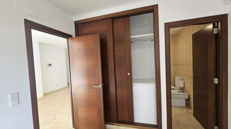 Schlafzimmer mit Einbauschrank und eigenem Bad in Wohnung mit Dachterrasse in Porto Cristo