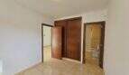 Helles leeres Schlafzimmer mit Einbauschrank, En-Suite-Bad und Fliesenboden in Wohnung in Porto Cristo
