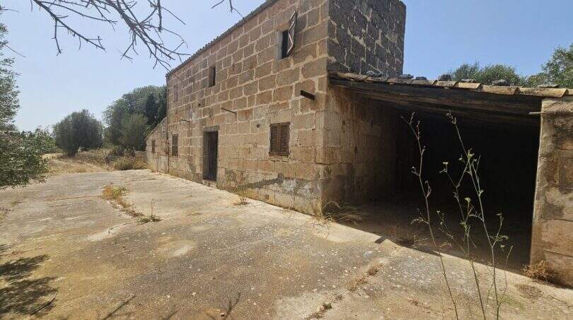 Rustikale Sandstein-Finca in Porto Cristo mit Garage und Innenhof, renovierungsbedürftig, ideal für Pferdehaltung