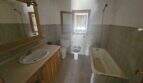 Renovierungsbedürftiges Badezimmer der Finca in Porto Cristo mit Badewanne, Bidet, WC und Holzwaschtisch.
