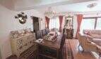 Elegantes Wohnzimmer mit Kristallleuchter, Schachtisch, Orientteppich und mediterranem Flair im Traumhaus Cala Romántica