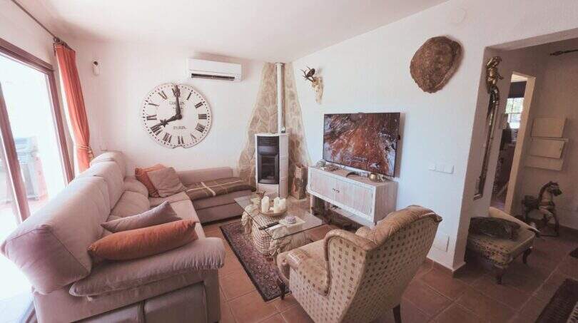 Helles Wohnzimmer mit Kamin, Klimaanlage und großer Couch im mediterranen Traumhaus in Porto Cristo Novo.