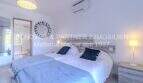 Helles Schlafzimmer der mediterranen Villa in Sa Coma mit Doppelbett, Klimaanlage und En-suite-Bad.