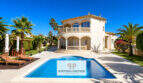 Mediterrane Villa in Sa Torre, Llucmajor mit Pool, Arkaden, Balkon und Palmen im gepflegten Außenbereich.