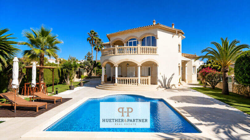 Mediterrane Villa in Sa Torre, Llucmajor mit Pool, Arkaden, Balkon und Palmen im gepflegten Außenbereich.