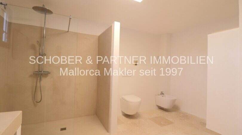 Modernes Badezimmer mit ebenerdiger Dusche, Wandhänge-WC und Bidet im sanierten Landhaus in Porto Cristo