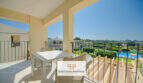 Sonnige Dachterrasse mit Sitzecke und Blick auf Pool und Garten des Reiheneckhauses in Porto Cristo Novo.