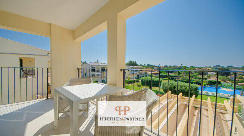 Sonnige Dachterrasse mit Sitzecke und Blick auf Pool und Garten des Reiheneckhauses in Porto Cristo Novo.