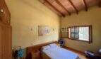 Schlafzimmer der Finca Llucmajor mit Holzbalkendecke, Doppelbett und Holzboden