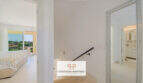 Heller Treppenabsatz mit Blick ins Schlafzimmer und Badezimmer, modernes Reiheneckhaus in Porto Cristo Novo.