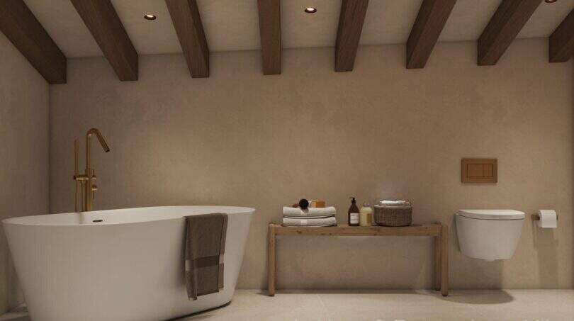 Elegantes Badezimmer mit freistehender Badewanne, Holzbalkendecke und wandhängendem WC im Stadthaus Felanitx