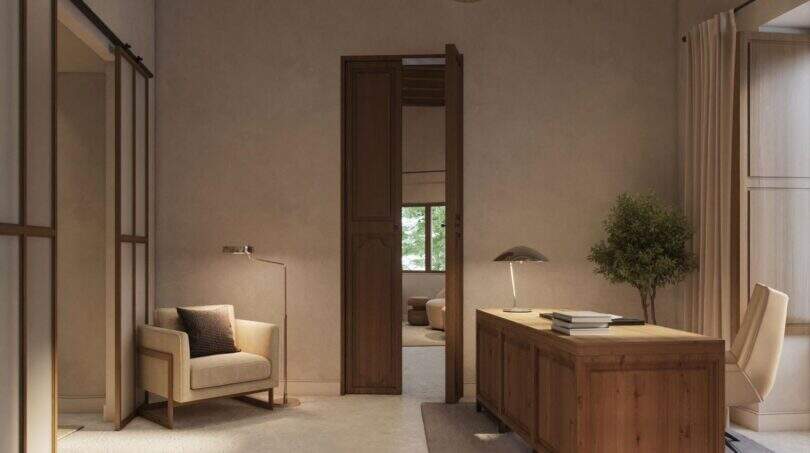 Elegantes Arbeitszimmer mit Holzschreibtisch, Deckenventilator und natürlichen Materialien im Stadthaus Felanitx