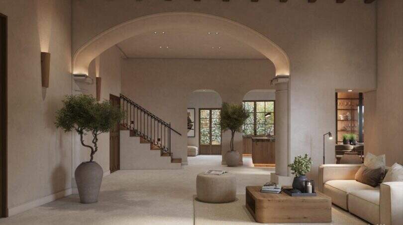 Elegantes Wohnzimmer mit Bogendurchgang, Olivenbäumen, Holztreppe und mediterranem Charme im Stadthaus Felanitx
