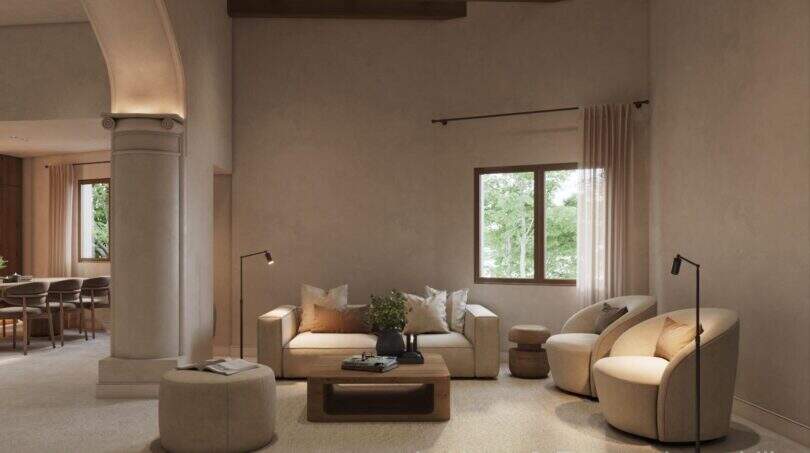 Elegantes Wohnzimmer mit Säulen, Holzbalkendecke, cremefarbenen Sofas und natürlichem Lichteinfall in Stadthaus Felanitx