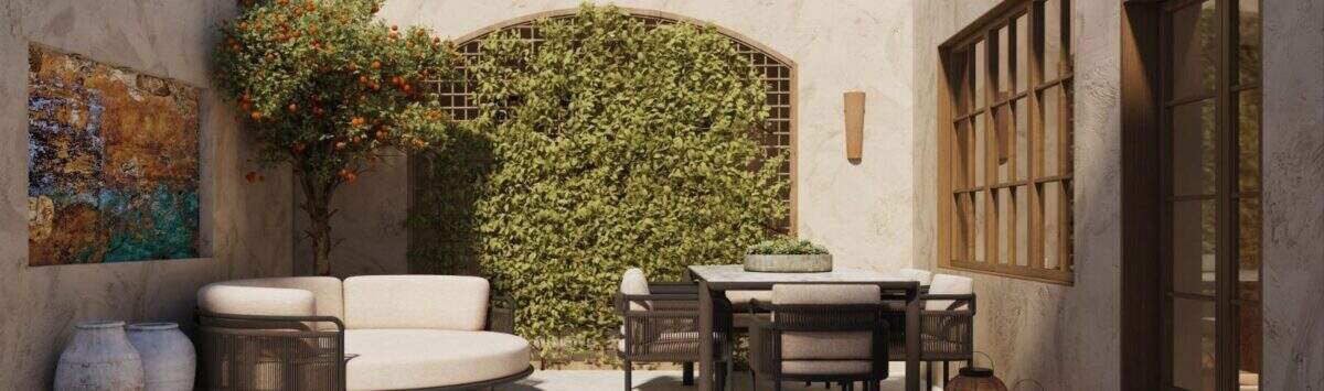 Mediterraner Innenpatio mit Pool, Loungebereich, Esstisch und begrünter Arkadenwand eines Stadthauses in Felanitx.