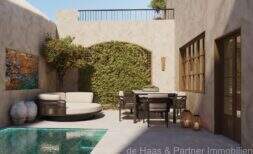 Mediterraner Innenpatio mit Pool, Loungebereich, Esstisch und begrünter Arkadenwand eines Stadthauses in Felanitx.